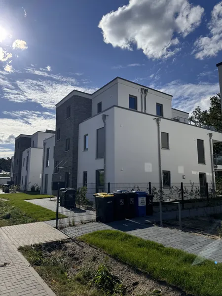 Neuwertige Wohnung mit drei Zimmern und Balkon in Berlin — photo 1